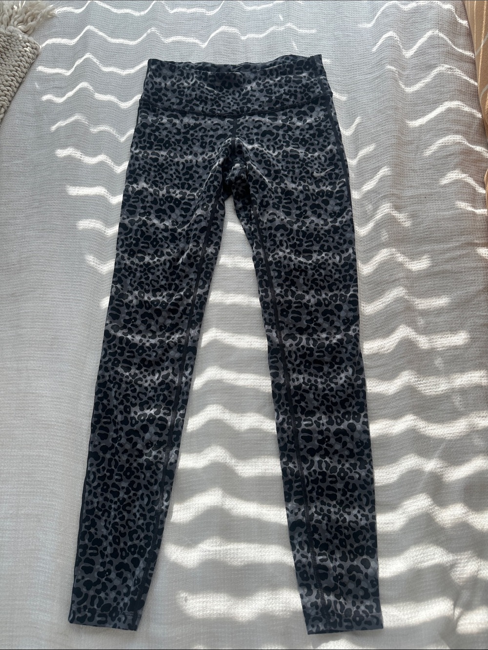 Low-Rise Nike Dri-Fit Leopard Print Leggings - Black/Gray